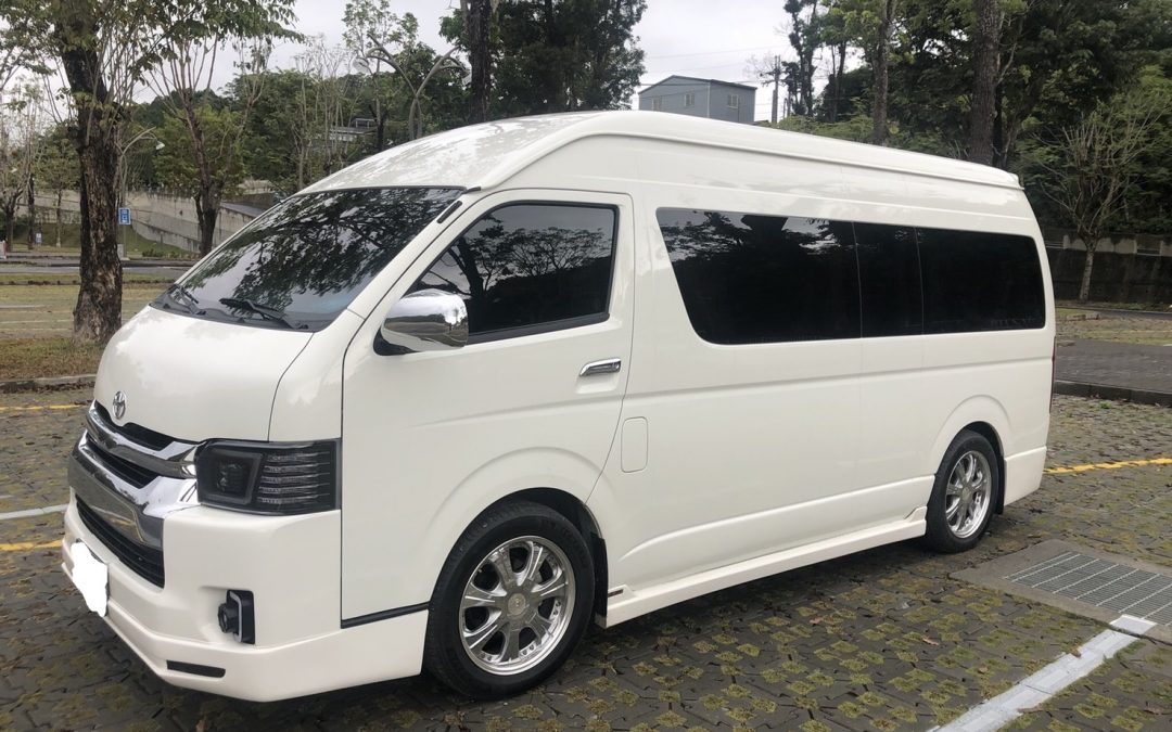 頂級九人車包車旅遊、沙發座椅、液晶電視