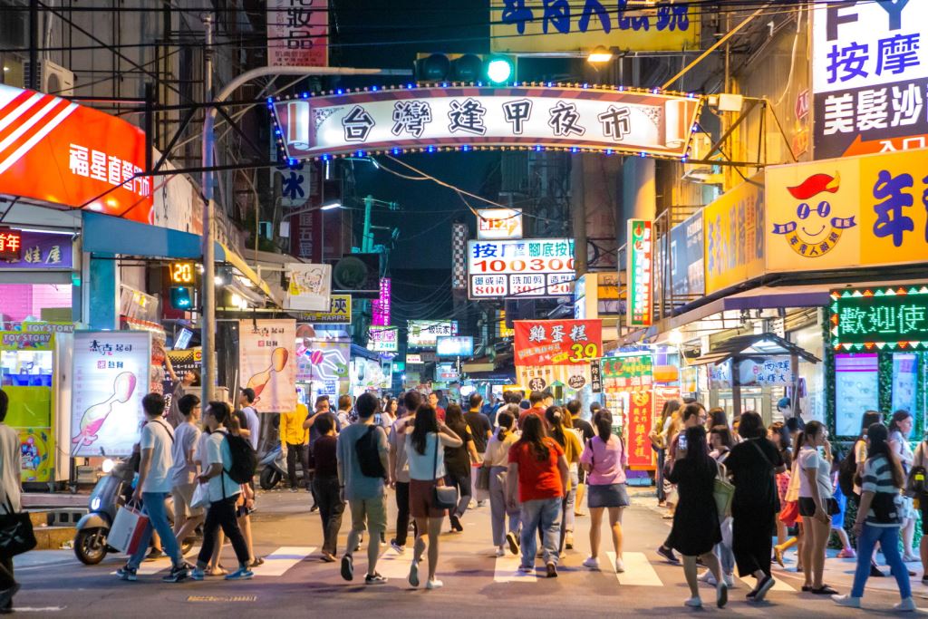 台中包車,台中九人座包車,台中包車旅遊,台中包車推薦,台中包車一日遊,彩虹眷村包車,國家歌劇院包車景點,草悟道包車旅遊,高美自行車道,高美濕地包車景點,逢甲包車旅遊,逢甲夜市包車,清水包車景點