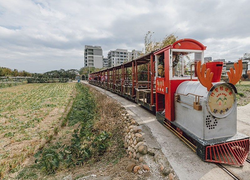 新竹包車,新竹九人座包車,新竹包車旅遊,新竹包車推薦,新竹包車一日遊,護城河親水公園包車,湖畔料亭包車景點,古輕便車道包車旅遊,鐵道藝術村包車景點,幸福沙灣包車推薦,新竹南寮包車,七人座包車景點