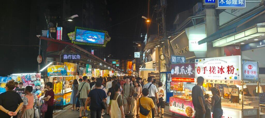 逢甲夜市,逢甲商圈,台中九人座包車,包車,台中包車旅遊,台中旅遊包車