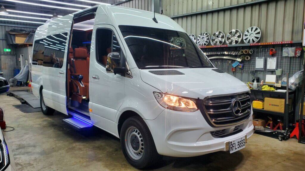 2024保母車,大T保母車,九人座包車,尊爵斌是保母車,保母車,大T,